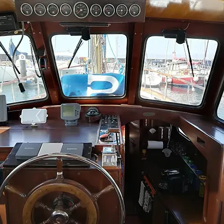 Πλωτό κατάλυμα Sailing Boat 