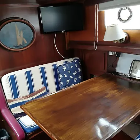 Πλωτό κατάλυμα Sailing Boat 